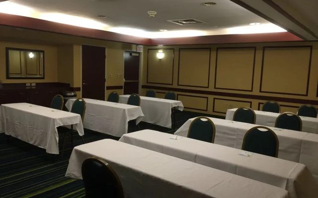 Courtyard By Marriott Boston Revere Hotel