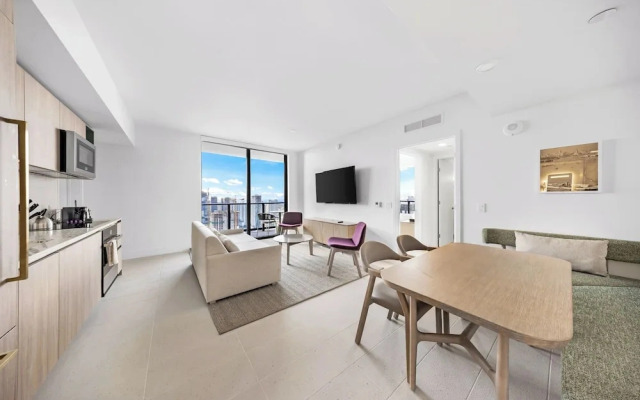 Luxe 2-BD Condo in Downtown - City Views