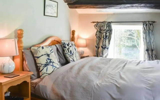Red Squirrel Haven 2BR House - Sleeps 4 - Parking