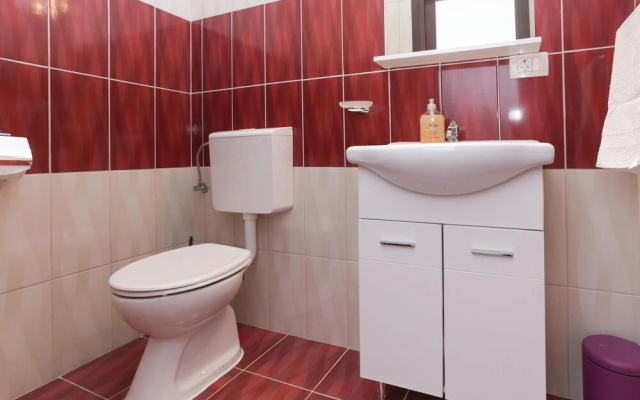 Nice Home in Podstrana With Wifi and 1 Bedrooms