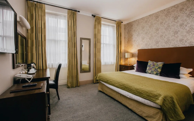 The Sun Hotel & Bar