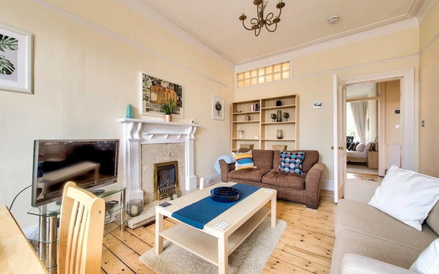 Naturally Well-lit and Intimate 2-bedroom West End Apt