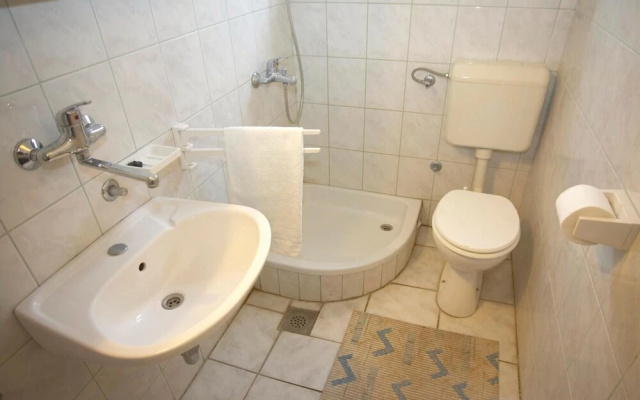 Awesome Apartment in Jadrtovac With 1 Bedrooms