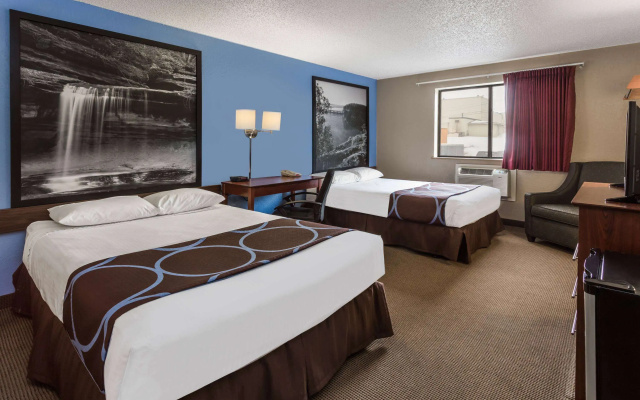 Super 8 by Wyndham Dubuque