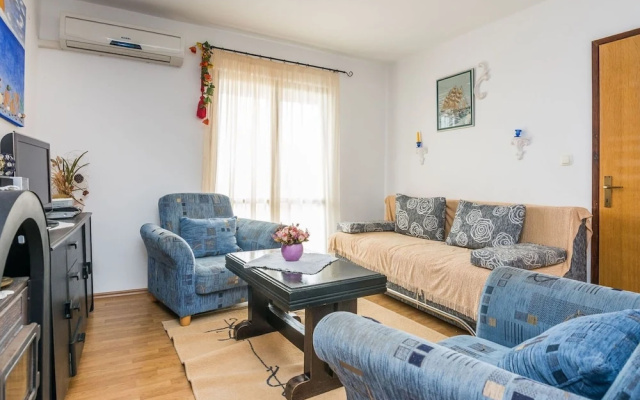 Vibrant Apartment in Vir near Sea