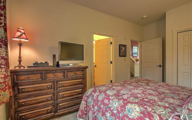 Luxury 3 Bedroom Townhouse next to Keystone Lake, Free Shuttle, Hot Tub and Sauna