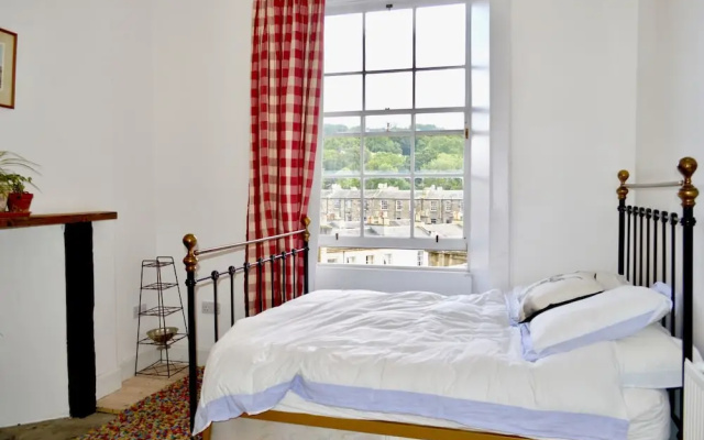 Sophisticated 2 Bedroom Edinburgh Flat Near Old Town