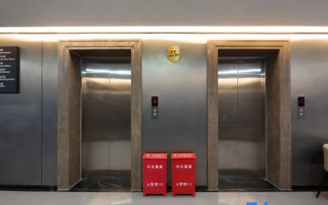 IU Hotel (Shijiazhuang Beiguo Yizhuang Canal Bridge Station/Tiedao University Subway Station)