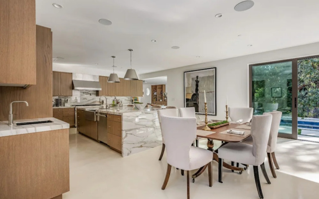 Laurel Canyon - Architectural Modern Estate With Pool & Landscaped Garden
