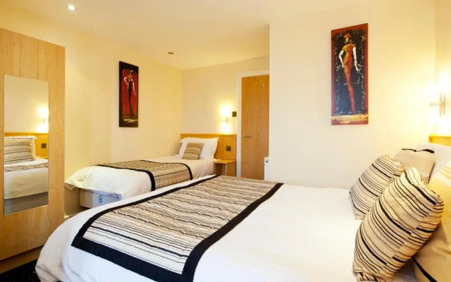 Queens Mansions: Lakeland Suite