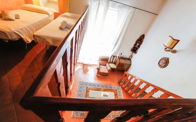 Traditional apt Close to The Duomo - private yard!