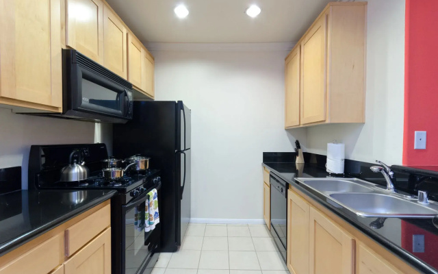 Deluxe Wilshire Apartments