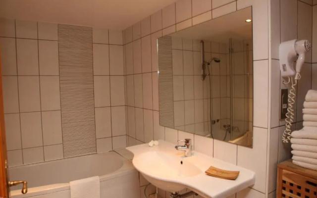 Apartment Ecureuil 200m2, 6 bedrooms - Living room with fireplace