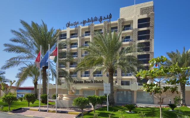 Отель Ajman Beach Hotel ОАЭ, Аджман - 3 отзыва об отеле, цены и фото номеров - забронировать отель Ajman Beach Hotel онлайн вид на фасад
