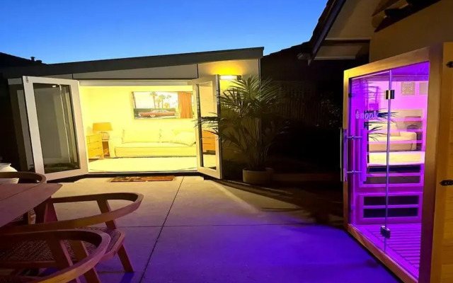 Wellness Escape: 1-bed Home + Studio & Sauna