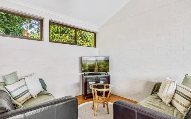 Quaint 2-bed Beach Abode With Ocean Views
