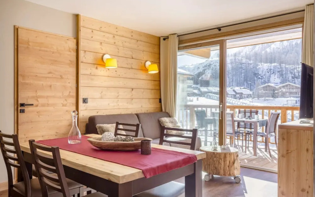 Modern Comfort by the Slopes