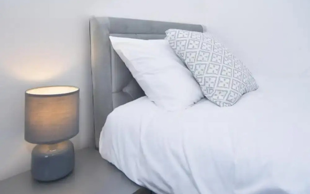Spacious Home Sleeps 6 With Parking