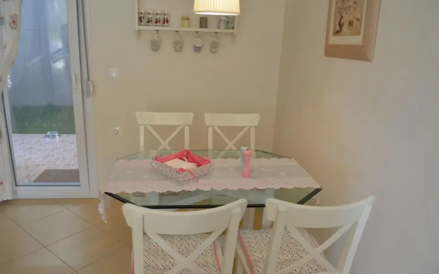 2 Bed-sleeps4-garden-parking-pets-aircon