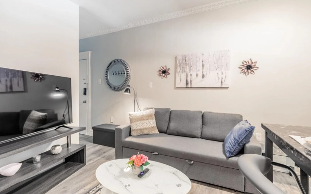 Upscale 2BR Apt w King Bed and Netflix