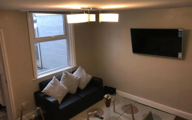 Ground Floor Contemporary 1 Bed Apartment