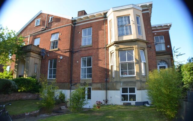 Отель Queens Guesthouse Manchester вид на фасад