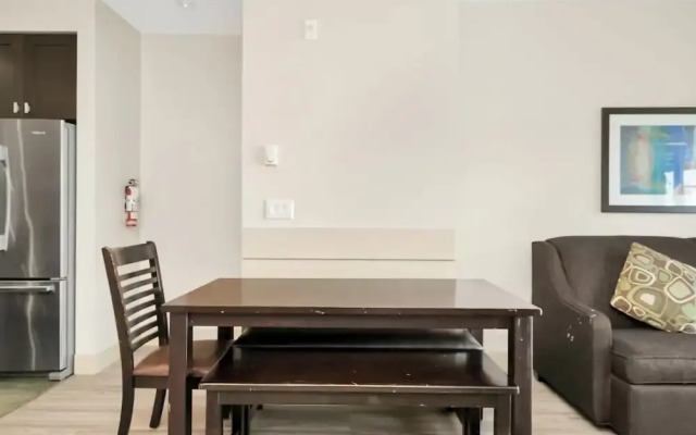 Lakefront Lux 2BR Symphony Of Comfort