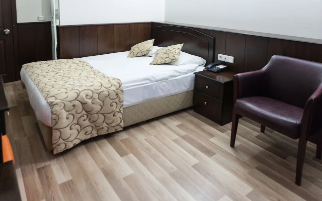 Lal Hotel