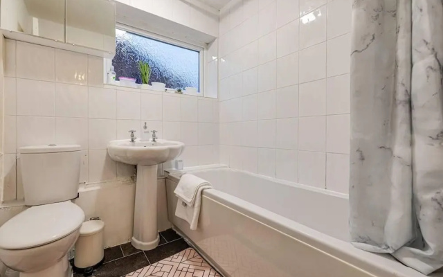 Lovely 2 Bedroom Apartment With Fireplace