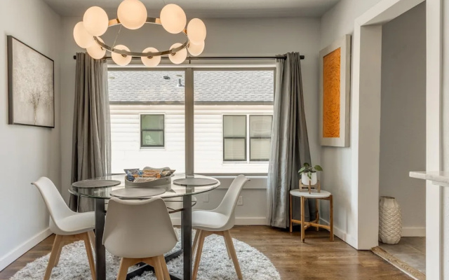 2BR Stylish Retreat in Midtown
