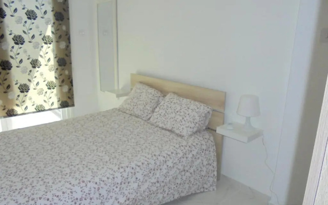 Kermia Court - Beach-front, modern 2 bedroom -sleeps 6