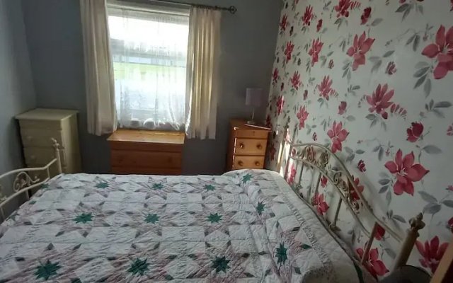 3 Bed Chalet - Sleeps 6 - Parking - Garden - Wifi