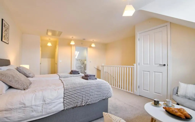 MODERN and SPACIOUS HOUSE CLOSE TO THE CITY CENTRE