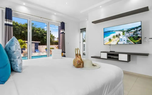 Modern Spacious 4br3ba w Pool Close to Beach
