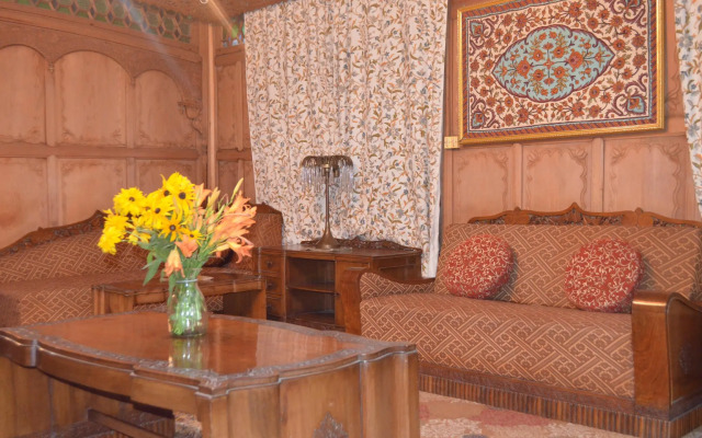 New Alexandra Houseboats