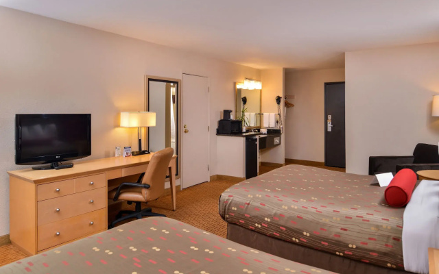 Clackamas Inn & Suites