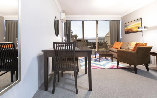 Horizons 418 - Lake Jindabyne Waterfront