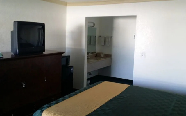 Desert Mirage Inn & Suites