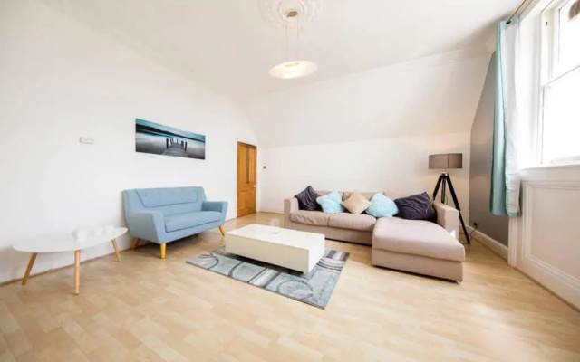 Clifton Spacious 3 Bed Apt & Parking - Simplycheckin