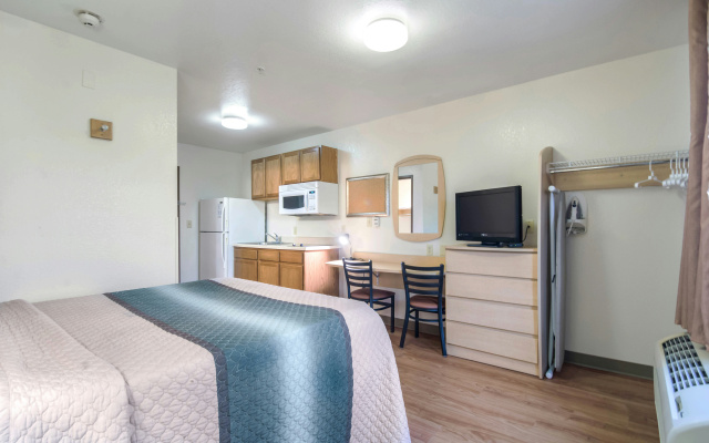 HomeTowne Studios & Suites by Red Roof Bentonville