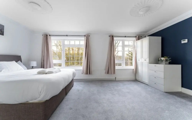 4-bed Home in Purley Near Gatwick Airport London