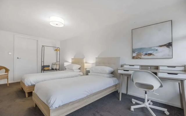 3-bed Campbelltown Stay With Private Balcony