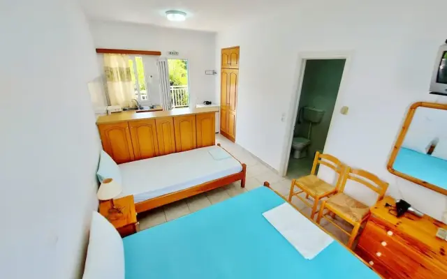 Bluewhite Studio - Garden by the Pool