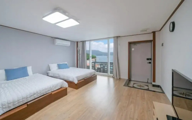 Geoje Kkachi and Santorini Pension