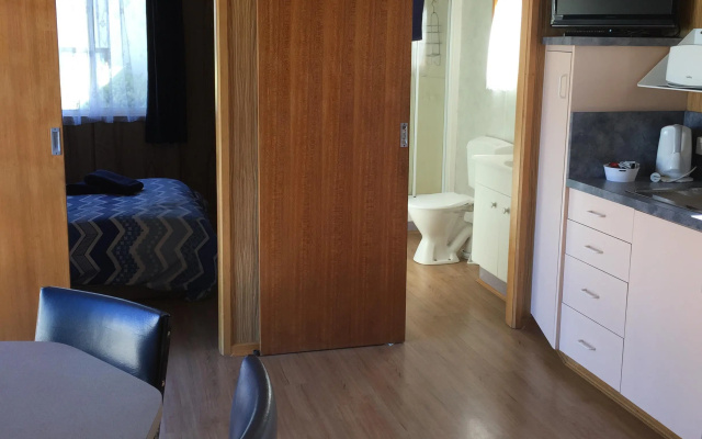 Hillcrest Tourist Park Cabin