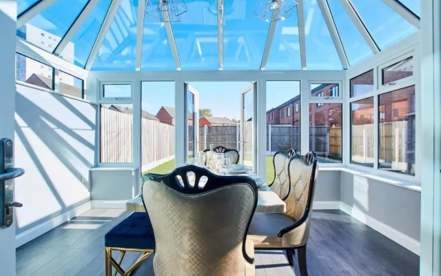 Stunning 4 Bedroom House - Parking and Garden