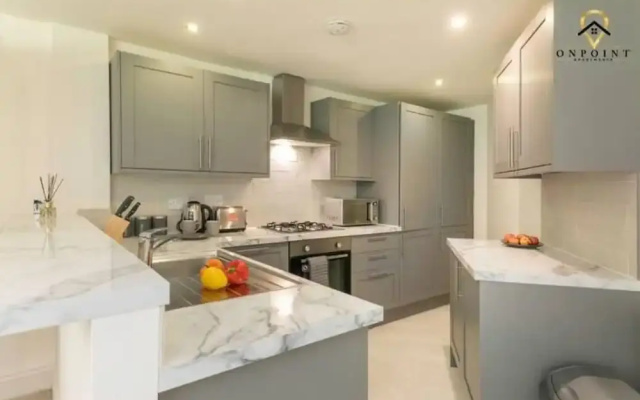 LARGE 2 Bedroom Apt With Parking