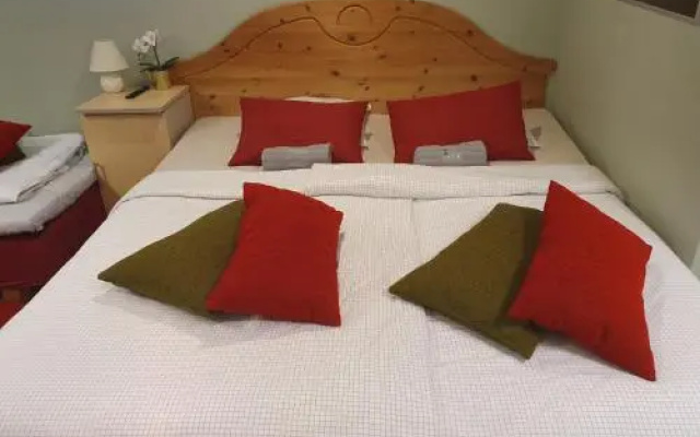 Freedom65 Hostel And Caravan