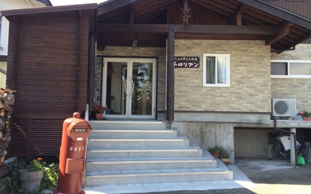 Отель Community House Tyrolien Хакуба вид на фасад
