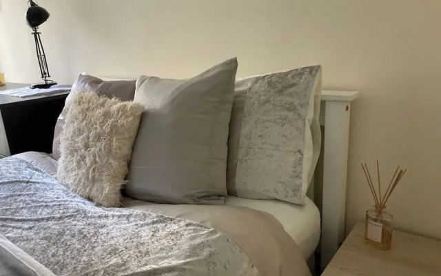 Bright London Retreat Near North Acton Tube